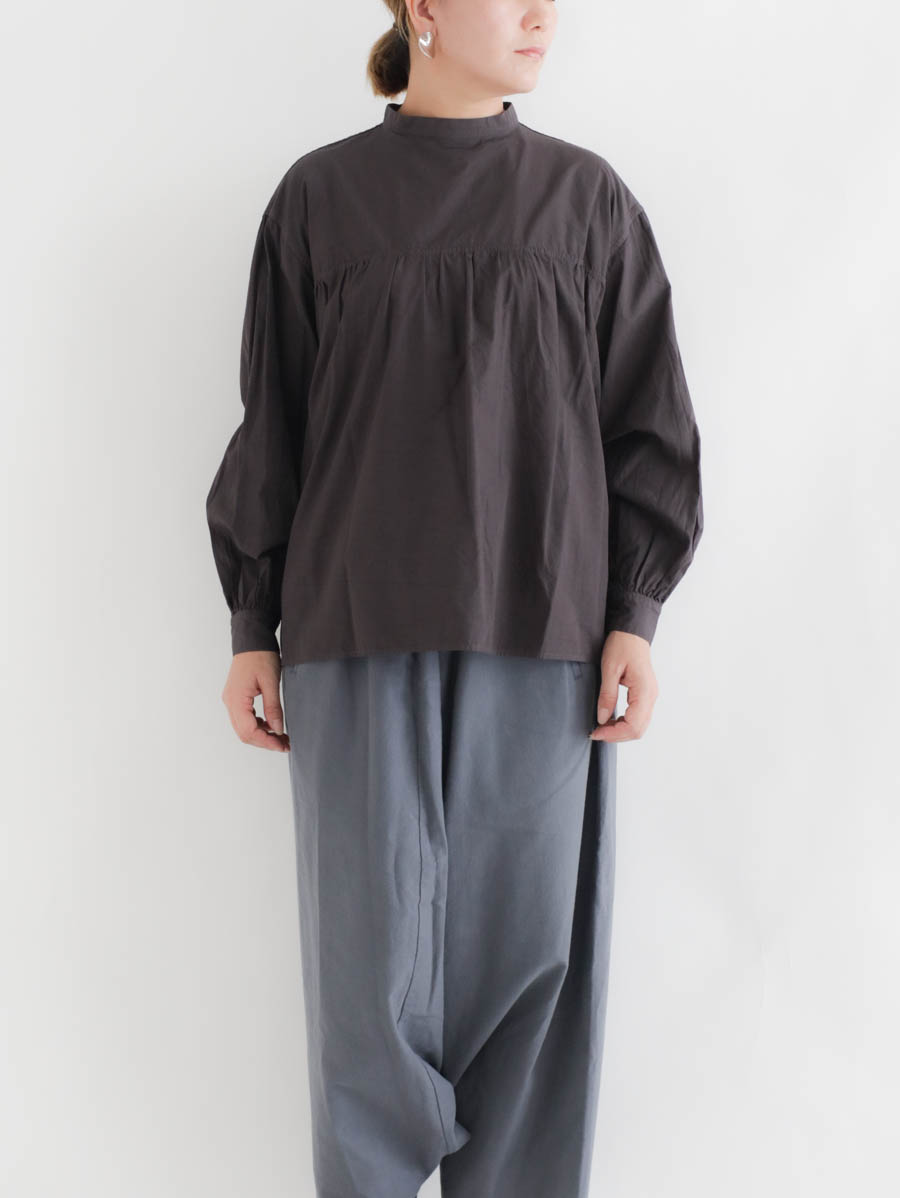 holk ホーク バックボタンブラウス（チャコール） メイン画像