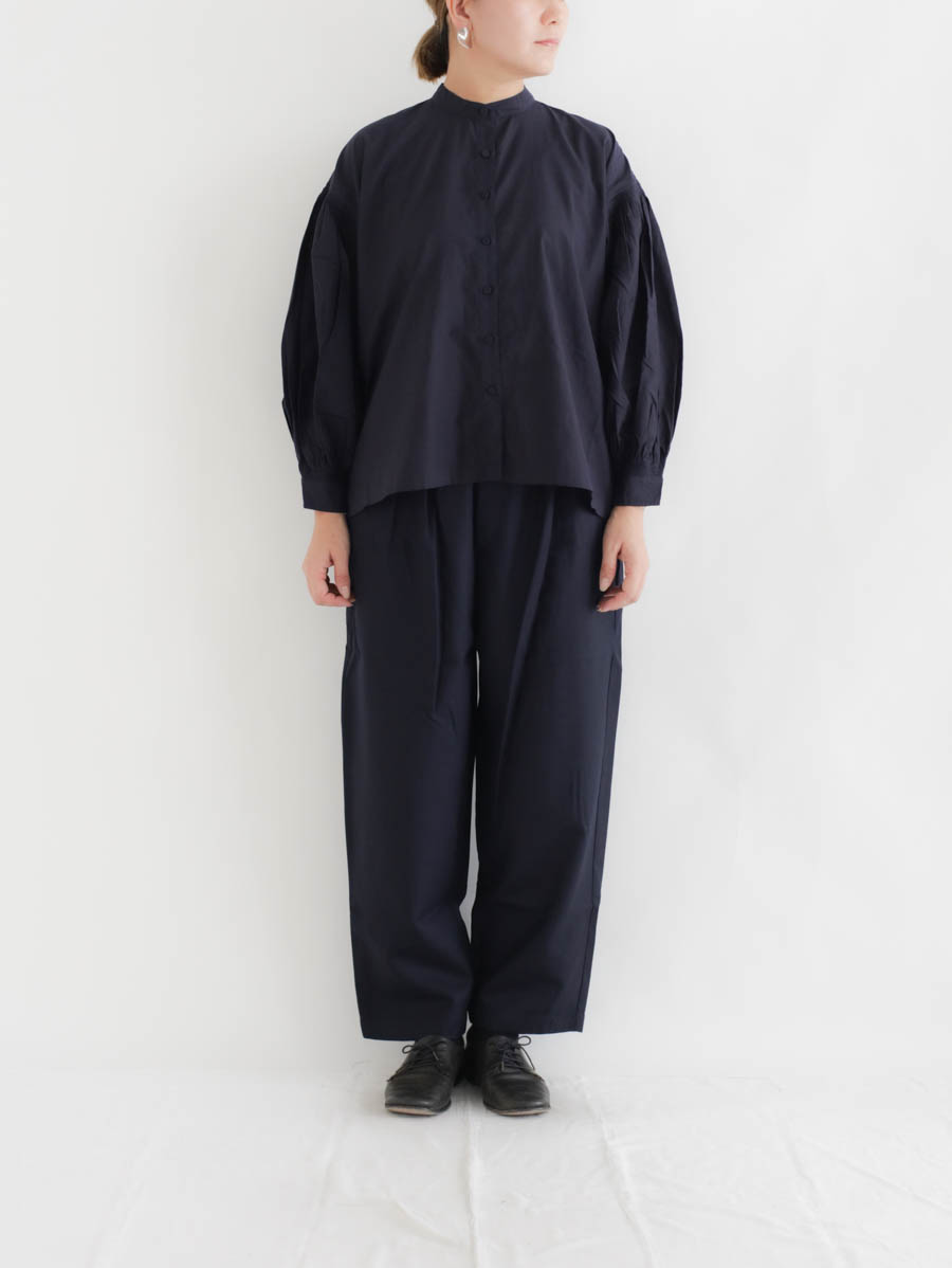 maison de soil メゾンドソイル ウールサージ2タックテーパードパンツ（ネイビー） メイン画像