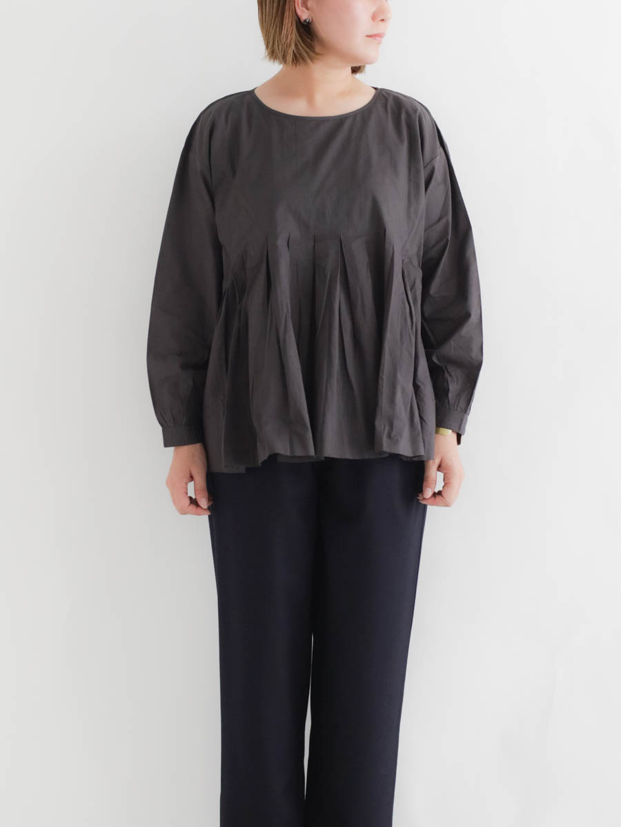 maison de soil メゾンドソイル インバーテッドプリーツプルオーバー（チャコール）メイン画像