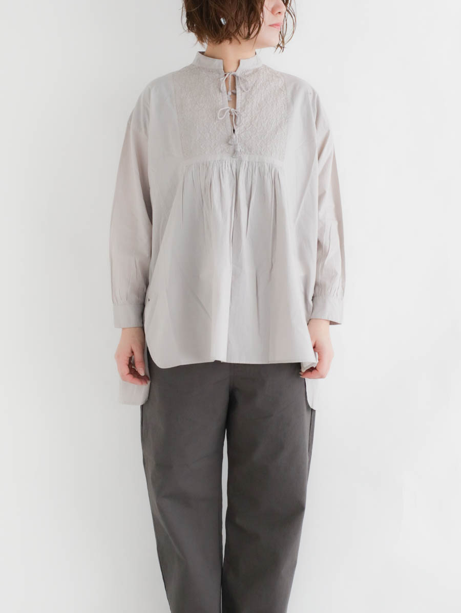 maison de soil メゾンドソイル オーガニックキャンブリックEMBチュニック（ライトグレー）メイン画像