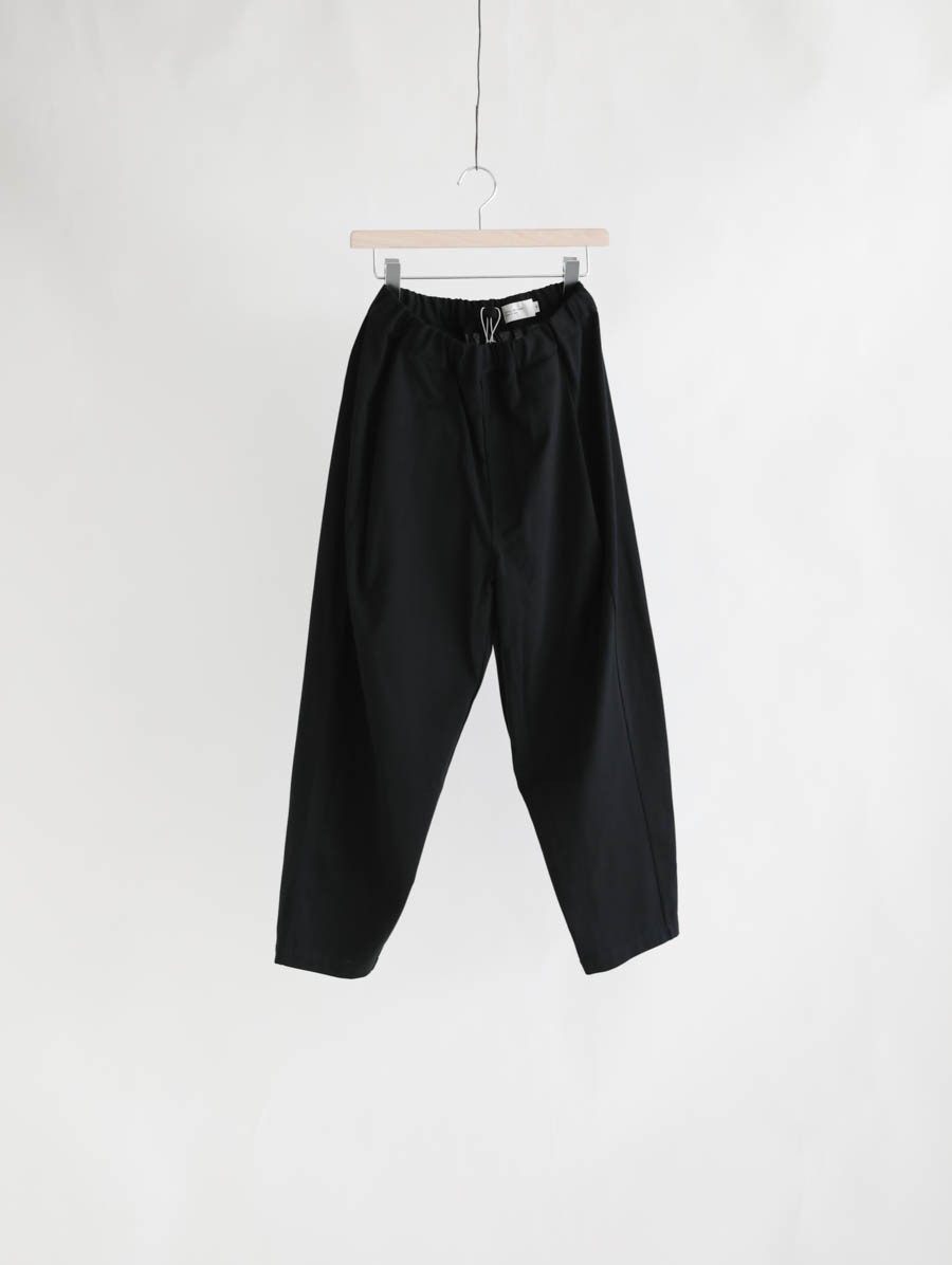STILL BY HAND スティルバイハンド ツイストジャージーパンツ（ブラックネイビー） メイン画像