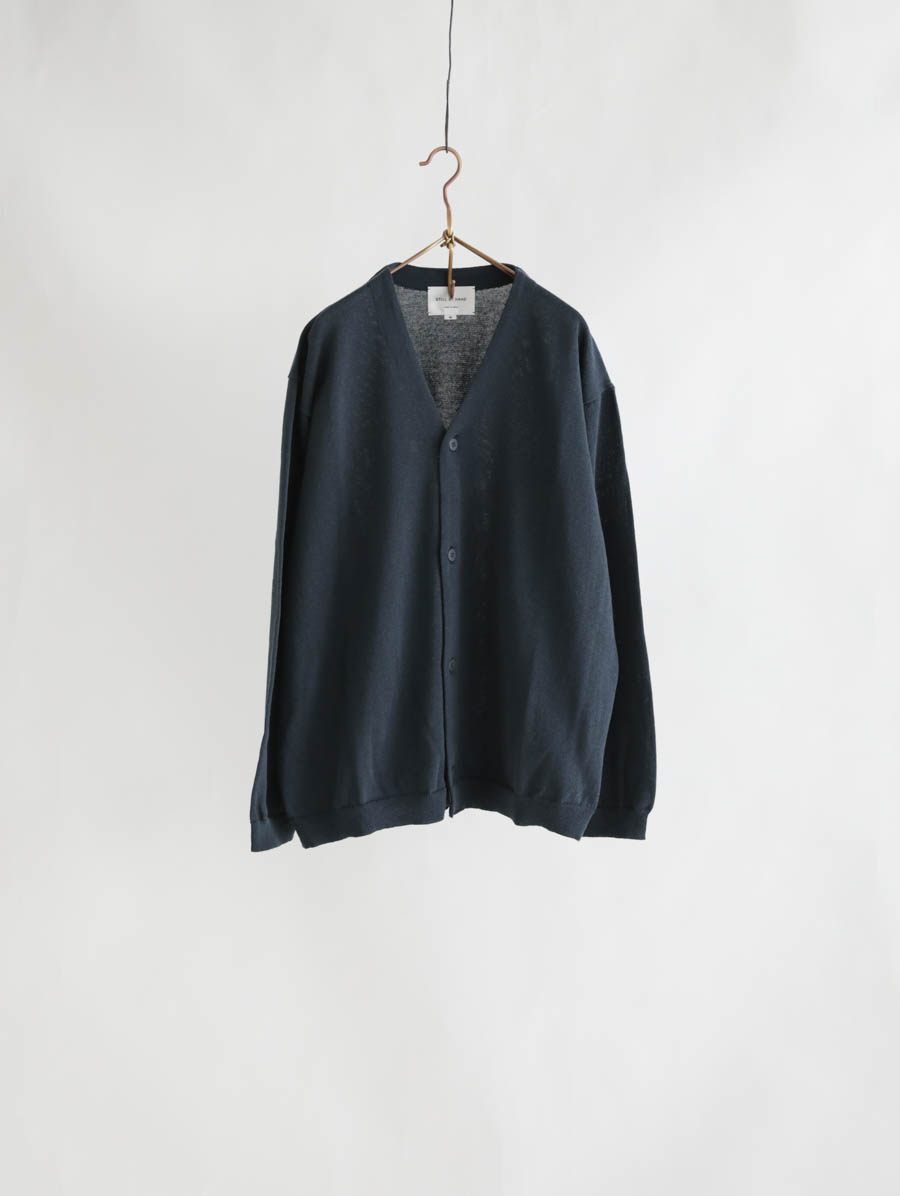 STILL BY HAND スティルバイハンド シャローVネックカーディガン（ティールブルー） メイン画像