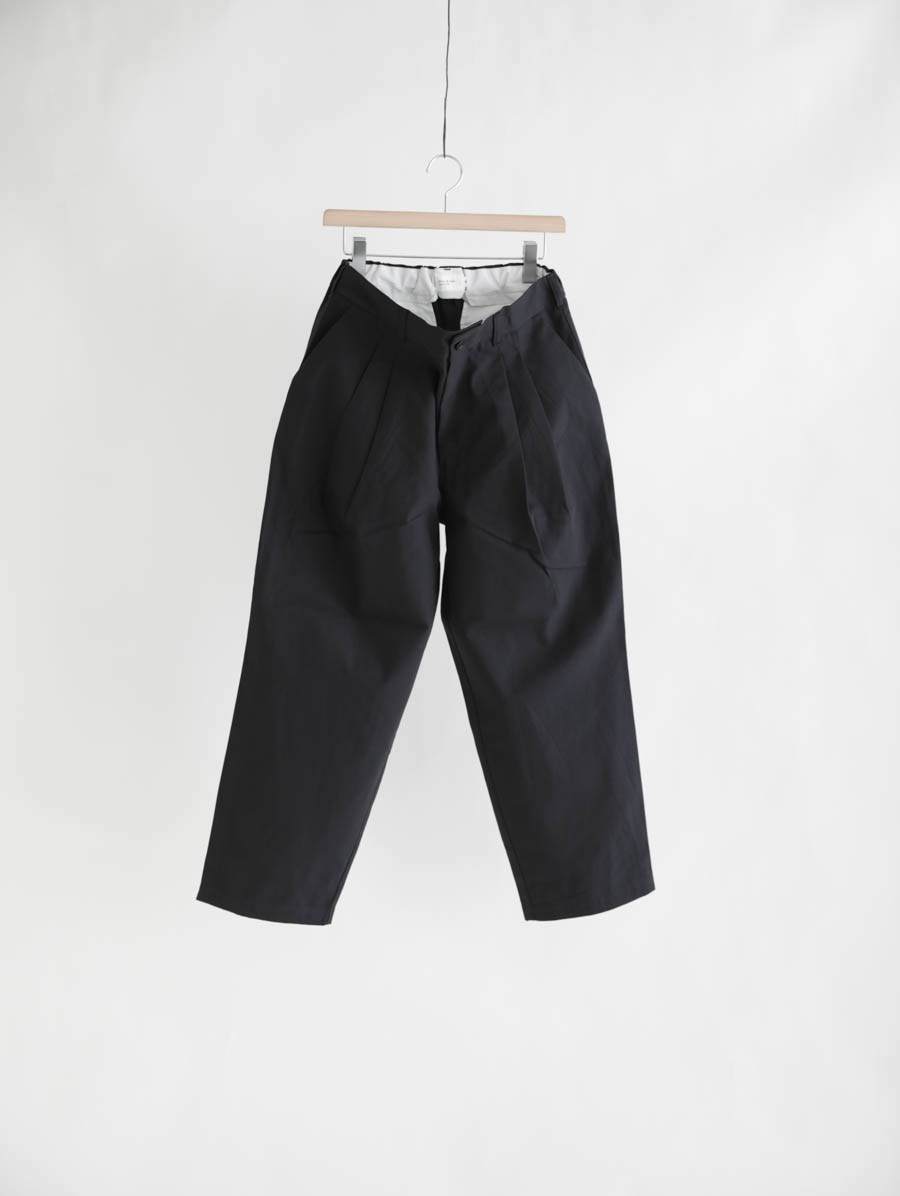 STILL BY HAND スティルバイハンド ディープタックパンツ(ブラックネイビー) メイン画像